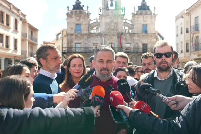 El presidente de Vox, Santiago Abascal, comparece ante los medios en Astorga (León) en un acto de campaña electoral.

EUROPA PRESS
10/3/2026
