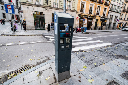 Los parquímetros de la zona SER de Madrid podrían ampliar su horario y aplicarse también por la noche, domingos y festivos en barrios con mayor presión de aparcamiento
