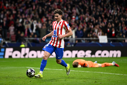 MADRID, SPAIN - MARCH 10: Julian Alvarez of Atletico de Madrid scores his team's third goal, as Antonin Kinsky of Tottenham Hotspur looks dejected during the UEFA Champions League 2025/26 Round of 16 First Leg match between  Atletico de Madrid and Tottenham Hotspur FC at Estadio Civitas Metropolitano on March 10, 2026 in Madrid, Spain. (Photo by Denis Doyle/Getty Images)