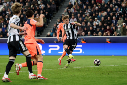NEWCASTLE UPON TYNE, ENGLAND - MARCH 10: Harvey Barnes of Newcastle United scores his team's first goal during the UEFA Champions League 2025/26 Round of 16 First Leg match between Newcastle United FC and FC Barcelona at St James' Park on March 10, 2026 in Newcastle upon Tyne, England. (Photo by Stu Forster/Getty Images)