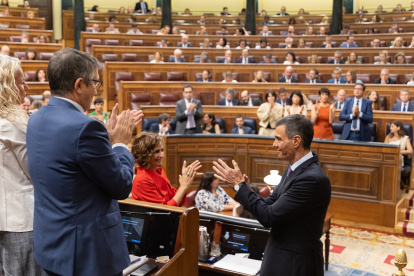 El presidente del Gobierno, Pedro Sánchez, recibe el aplauso de su bancada en el Congreso.