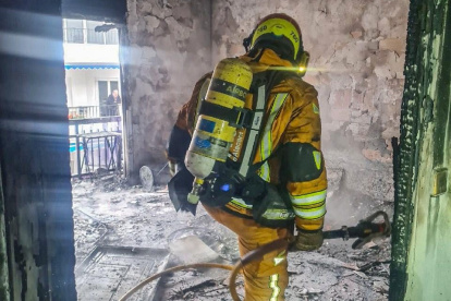 Un bombero accede a la vivienda siniestrada en Altea.