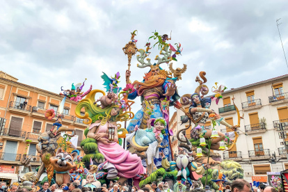 Ambiente en una falla de Valencia durante las celebraciones falleras