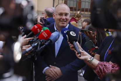 El secretario general del PP, Miguel Tellado, atiende a los medios durante la mascletà del Ayuntamiento de Valencia, a 12 de marzo de 2026, en Valencia