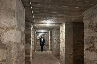 La concejala de Cultura en Alicante, Nayma Beldjilali, en un refugio antiaéreo de la Guerra Civil.