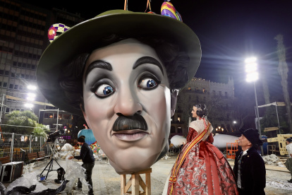 Instante de la subida de la cabeza de Charles Chaplin, de la falla municipal “Hope”, en la plaza del Ayuntamiento de Valencia. Fotografía: Fotofilmax (JCF)