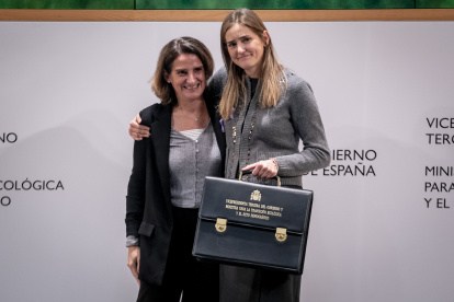 (Foto de ARCHIVO)
(I-D) La vicepresidenta tercera y ministra para la Transición Ecológica y el Reto Demográfico, Teresa Ribera, entrega la cartera del ministerio a  Sara Aagesen, hasta ahora secretaria de Estado de Energía, en la sede del Ministerio, a 25 de noviembre de 2024, en Madrid (España). Sara Aagesen recibe la cartera tras ser recibida en audiencia con S.M. el Rey Felipe VI. Teresa Ribera ocupará el cargo de vicepresidenta de la Comisión Europea.

A. Pérez Meca / Europa Press
25 NOVIEMBRE 2024;SARA AAGESEN;CARTERA;TRANSICIÓN;ECOLÓGICA;RETO DEMOGRÁFICO
25/11/2024