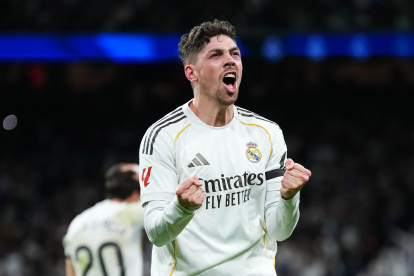 Federico Valverde celebra su gol ante el Elche en el Bernabéu, clave en la victoria del Real Madrid.