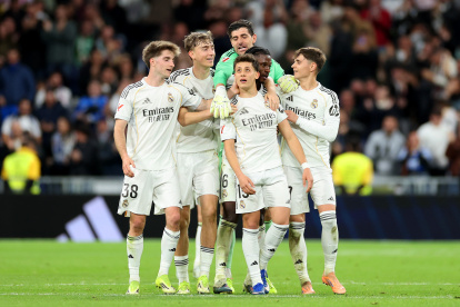 MADRID, SPAIN - MARCH 14: Arda Gueler of Real Madrid celebrates scoring his team's fourth goal with teammates during the LaLiga EA Sports match between Real Madrid CF and Elche CF at Estadio Santiago Bernabeu on March 14, 2026 in Madrid, Spain. (Photo by Florencia Tan Jun/Getty Images)