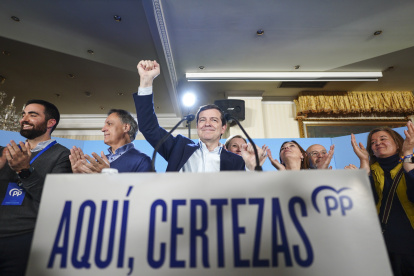 El candidato del PP a la reelección como presidente en la Junta de Castilla y León, Alfonso Fernández Mañueco, celebra su triunfo en las elecciones de este domingo