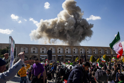(Foto de ARCHIVO)
March 9, 2026, Isfahan, Iran: An explosion occurred near Naqsh-e Jahan Square as demonstrators waved Iranian national flags while gathering for a rally in support of the new Supreme Leader in Isfahan. Iran marked the appointment of Ayatollah Khamenei, who succeeded his father as Supreme Leader, with a new barrage of missiles launched against Israel and Gulf states on March 9. This escalation coincided with a Middle East war that caused oil prices to soar.

Europa Press/Contacto/Iranian Supreme Leader'S Off
09/3/2026