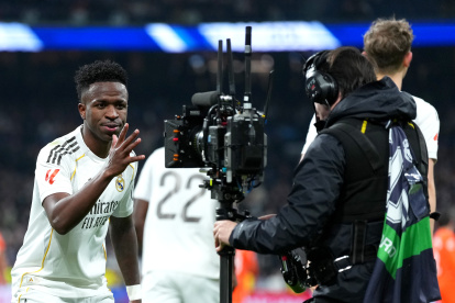 MADRID, SPAIN - FEBRUARY 14: Vinicius Junior of Real Madrid celebrates scoring his team's fourth goal during the LaLiga EA Sports match between Real Madrid CF and Real Sociedad at Estadio Santiago Bernabeu on February 14, 2026 in Madrid, Spain. (Photo by Angel Martinez/Getty Images)
