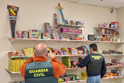 La Guardia Civil busca las evidencias de la sustracción del material pirotécnico.