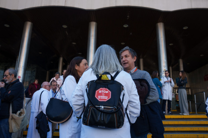 Médicos durante una concentración, frente al Hospital Ramón y Cajal, a 17 de marzo de 2026, en Madrid