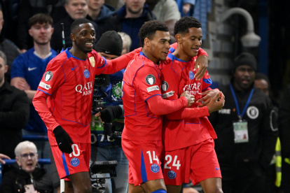 Mayulu sentencia al Chelsea: el juvenil celebra el tercero del PSG en Stamford Bridge para sellar el pase a cuartos. (Photo by Mike Hewitt/Getty Images)