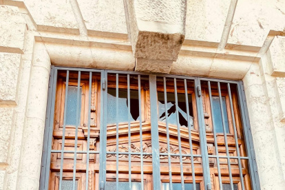 Cristales rotos en la Oficina de Turismo del Ayuntamiento tras el potente disparo de la mascletà.