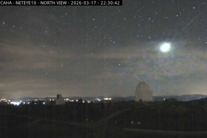 Bola de fuego captada por las cámaras exteriores del observatorio astronómico de Calar Alto, en Gérgal (Almería).