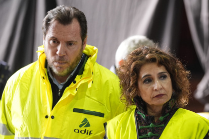 La vicepresidenta del Gobierno, María Jesús Montero, junto al ministro de Transportes y Movilidad Sostenible, Óscar Puente, en Adamuz, Córdoba.