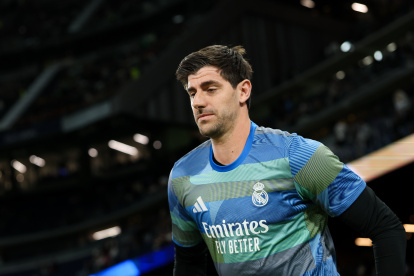 MADRID, SPAIN - MARCH 14: Thibaut Courtois of Real Madrid warms up during the LaLiga EA Sports match between Real Madrid CF and Elche CF at Estadio Santiago Bernabeu on March 14, 2026 in Madrid, Spain. (Photo by Florencia Tan Jun/Getty Images)