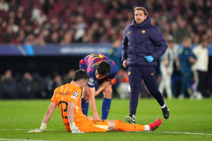 BARCELONA, SPAIN - MARCH 18: Joan Garcia of FC Barcelona receives medical treatment during the UEFA Champions League 2025/26 Round of 16 Second Leg match between FC Barcelona and Newcastle United FC at Camp Nou on March 18, 2026 in Barcelona, Spain. (Photo by Alex Caparros/Getty Images)