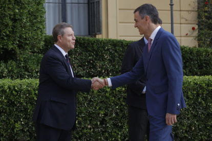 (Foto de ARCHIVO)
El presidente del Gobierno, Pedro Sánchez, y el presidente de la Junta de Castilla-La Mancha, Emiliano García-Page, durante la XXVIII Conferencia de Presidentes, en Palau de Pedralbes de Barcelona, a 6 de junio de 2025, en Barcelona, Catalunya (España). Durante la conferencia se abordarán los 16 puntos de la agenda, ampliada tras la inclusión de las demandas de las Comunidades Autónomas, que contemplan entre otros asuntos la reforma de la financiación autonómica, el control de fronteras, la política migratoria, el acceso a la vivienda, la situación energética y la reforma del Poder Judicial. Por primera vez, los presidentes autonómicos pueden intervenir en las lenguas cooficiales de sus territorios con traducción simultánea.

Kike Rincón / Europa Press
06/6/2025