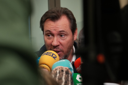 El ministro de Transportes y Movilidad Sostenible, Óscar Puente, atendiendo a los medios de comunicación en una imagen de archivo.