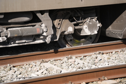 (Foto de ARCHIVO)
Vista de las ruedas de uno de los vagones del tren de Iryo fuera de los carriles de la vía, a 20 de enero de 2026, en Adamuz, Córdoba, Andalucía (España). El descarrilamiento de un tren de alta velocidad y la posterior colisión con otro convoy, ocurrido en la tarde de este domingo en Adamuz (Córdoba), ha dejado un amplio operativo de emergencias en marcha, la suspensión de varias conexiones ferroviarias y una investigación abierta para esclarecer sus causas. El número de fallecidos en el descarrilamiento de trenes alcanza este martes, al menos 41 personas, siendo un total de 122 las personas atendidas por el siniestro, con 117 adultos y cinco niños. En este momento, hay 39 personas ingresadas --37 adultos y cuatro niños.

Joaquín Corchero / Europa Press
20/1/2026