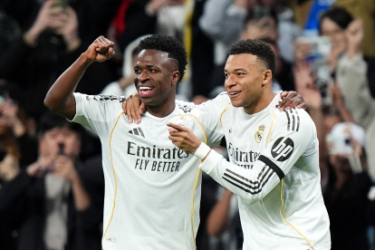 Kylian Mbappé y Vinicius Jr. celebran un gol juntos en el Santiago Bernabéu. El derbi de este domingo mide su pegada frente a la defensa de Simeone.