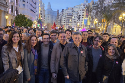 Ximo Puig en la manifestación de 'no a la guerra' en Valencia con dirigentes del PSPV