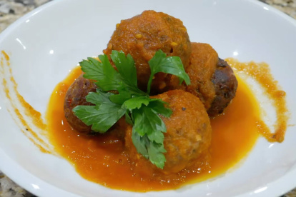 Albóndigas de atún en lata jugosas con salsa de tomate casera, un plato fácil, económico y lleno de sabor