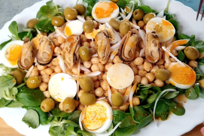 Ensalada completa y rápida con mejillones en escabeche, huevo duro y garbanzos, ideal para una cena sin complicaciones