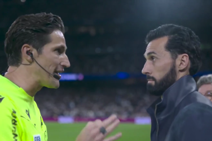 Munuera le explica la expulsión a Arbeloa