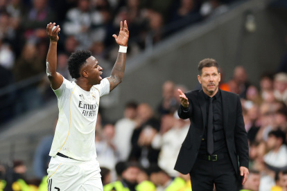 MADRID, SPAIN - MARCH 22: Diego Simeone, Head Coach of Atletico de Madrid, reacts as Vinicius Junior of Real Madrid leaves the pitch after being substituted during the LaLiga EA Sports match between Real Madrid CF and Atletico de Madrid at Estadio Santiago Bernabeu on March 22, 2026 in Madrid, Spain. (Photo by Florencia Tan Jun/Getty Images)