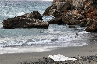 Imagen de archivo de un cadáver encontrado en una playa de Granada.