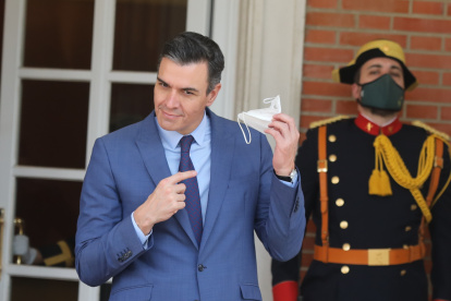 (Foto de ARCHIVO)
El presidente del Gobierno, Pedro Sánchez, a su llegada para recibir al presidente de Costa Rica, Carlos Alvarado, en el Palacio de la Moncloa, a 28 de marzo de 2022, en Madrid (España). El presidente de Costa Rica, Carlos Alvarado, está de visita oficial en España y Francia desde hoy 28 y hasta el 1 de abril, y sostendrá reuniones en materia de inversión turística, empresarial, recuperación económica tras la pandemia e impulso de la economía verde y de la descarbonización, cooperación, relación estratégica y diálogo político. España ha sido el mayor donante de vacunas covid a Costa Rica.

EUROPA PRESS/I.Infantes. POOL / Europa Press
28 MARZO 2022;PEDRO SÁNCHEZ;PRESIDENTE DE COSTA RICA;PRESIDENTE DEL GOBIERNO;PALACIO DE LA MONCLOA
28/3/2022