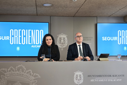 La portavoz del equipo de gobierno del Ayuntamiento de Alicante, Cristina Cutanda (i), y el vicealcalde de la ciudad, Manuel Villar (d), este martes.