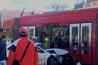 El tranvía y el coche implicados tras el accidente en Valencia.
