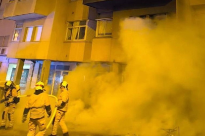 Los bomberos durante su intervención en el incendio.
