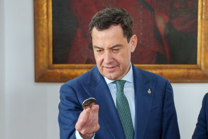 El presidente de la Junta de Andalucía, Juanma Moreno, durante una visita institucional al Ayuntamiento de Arcos de la Frontera.