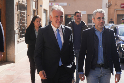 Ángel Víctor Torres acompañado por Arcadi España.