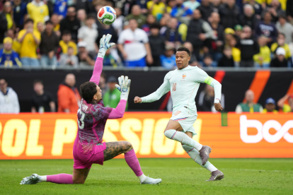 Kylian Mbappé adelantó a Francia en el marcador con una vaselina (Photo by Michael Owens/Getty Images)