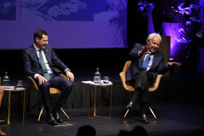 El presidente de la Junta de Andalucía, Juanma Moreno y el expresidente del Gobierno Felipe González durante la  conferencias con motivo del centenario de la Duquesa de Alba A 26 de marzo del 2026 en Sevilla (Andalucía. España) .La Fundación Cajasol acoge el ciclo de conferencias en torno al Centenario del nacimiento de Cayetana de Alba. La primera cita, titulada “Una duquesa política”, el Presidente de la Junta de Andalucía y el, expresidente del Gobierno de España, Felipe González, en una conversación moderada por Susanna Griso.

Joaquín Corchero / Europa Press
26/3/2026