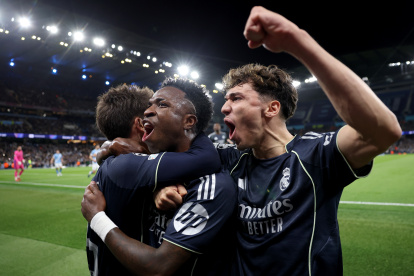 MANCHESTER, ENGLAND - MARCH 17: Vinicius Junior of Real Madrid celebrates scoring his team's first goal from the penalty spot with teammate Thiago Pitarch during the UEFA Champions League 2025/26 Round of 16 Second Leg match between Manchester City FC and Real Madrid CF at City of Manchester Stadium on March 17, 2026 in Manchester, England. (Photo by Carl Recine/Getty Images)