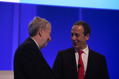 El presidente de Caixabank, Tomás Muniesa (I) y el consejero delegado de Caixabank, Gonzalo Gortázar (D), durante la Junta General Ordinaria de Accionistas de Caixabank. Un liderazgo cimentado en nuestros magníficos resultados, pero también, y sobre todo, en una manera distinta de entender la banca: cercana, con valores y orientada al largo Europa Press
11 ABRIL 2025