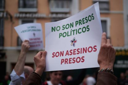 Varias personas durante una concentración contra un acto celebrado a favor de los presos de ETA.