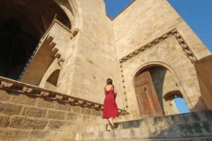 Turista en Torres de Serranos.