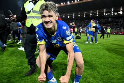 ZENICA, BOSNIA AND HERZEGOVINA - MARCH 31: Kerim Alajbegovic of Bosnia & Herzegovina celebrates the victory after the FIFA World Cup 2026 European Qualifiers KO play-offs  match between Bosnia & Herzegovina and Italy at Stadion Bilino Polje on March 31, 2026 in Zenica, Bosnia and Herzegovina. (Photo by Getty Images/Getty Images)
