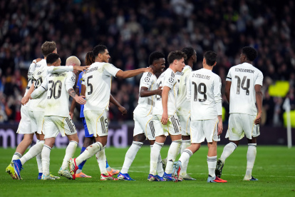 Jugadores del Real Madrid en el Santiago Bernabéu durante un partido de Champions.