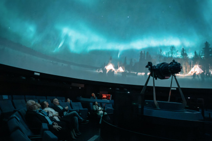 La alcaldesa de Castellón, Begoña Carrasco, visita el planetari para poder disfrutar del nuevo proyecto 4K