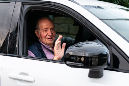 El rey Juan Carlos I saluda en una de sus reapariciones en Sanxenxo, Pontevedra